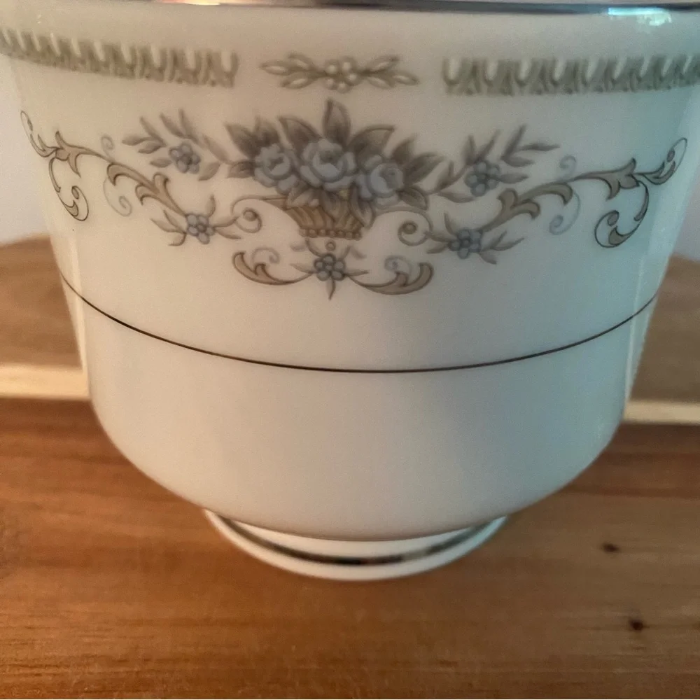 Wade Porcelain China DIANE Sugar Bowl Lid Blue Flowers Platinum Trim Retired New